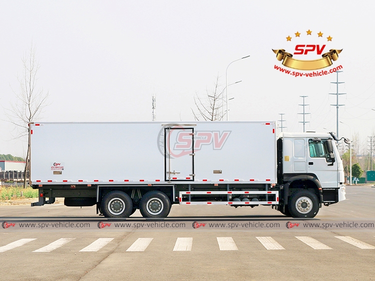 2 Units of Cube Trucks Sinotruk - Right Side